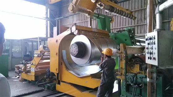 Carregamento descarregando o aço de folha fino do carro da máquina de corte da bobina do berço do assoalho que corta a linha